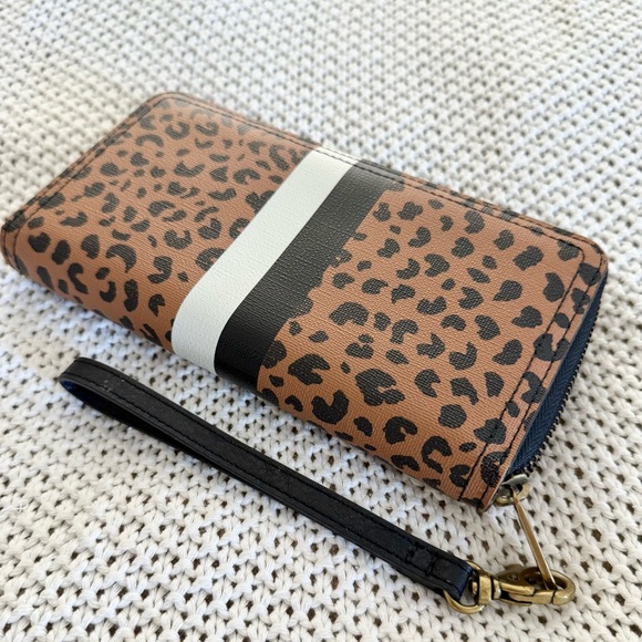 FOSSIL Animal Print Wallet Wristlet - Picture 8 of 8